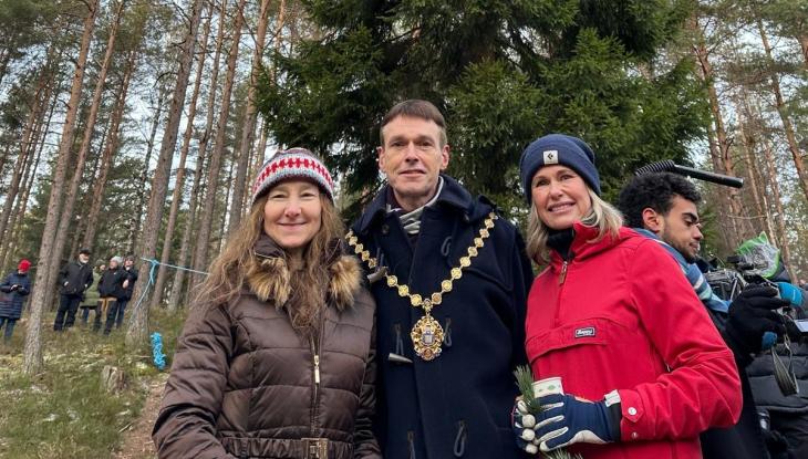 The Lord Mayor of Westminster and the Mayor of Oslo standing in front of this year's Trafalgar Square Christmas Tree in Oslo, Norway