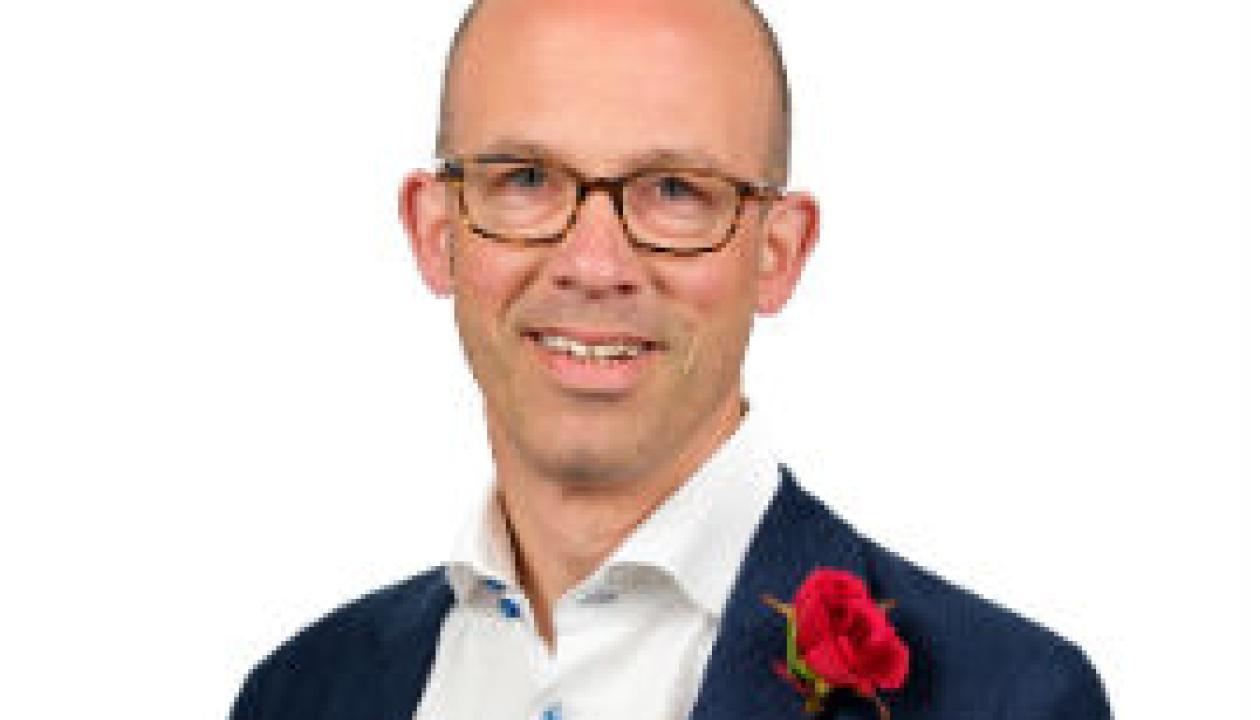 A headshot of Councillor Geoff Barraclough smiling at the camera